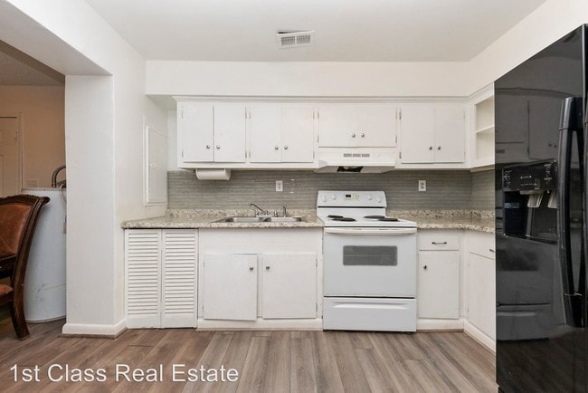 Building Photo - 920-922 Schumann Dr