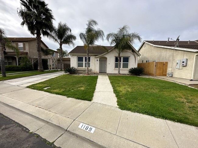 Building Photo - * SOLAR * Beautiful 3 Bedroom, 2 Bath Mant...