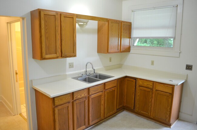 Foto del edificio - 17360 Riverside Dr