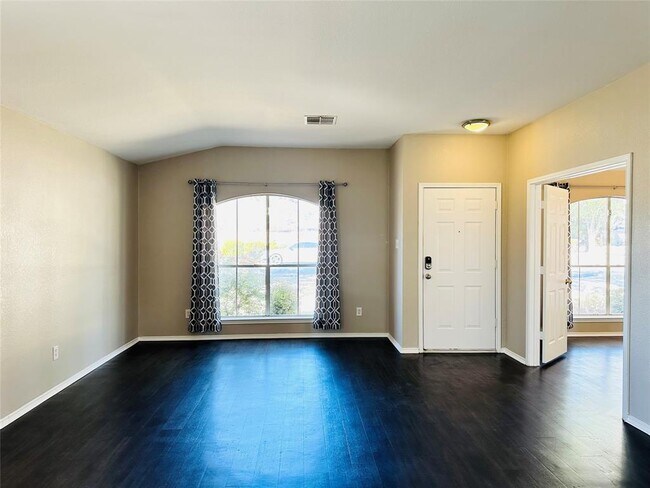 Foto del edificio - 14815 Snelling Dr
