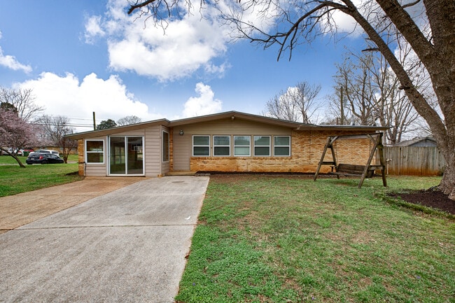 Building Photo - 2814 Holiday Dr SW