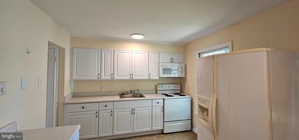 Building Photo - 204 E Whitlock Ave