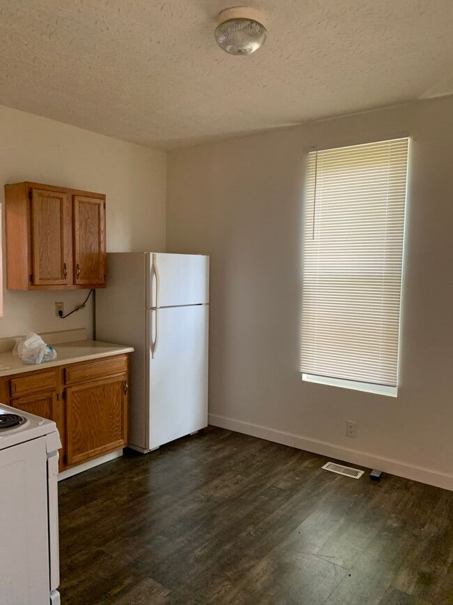 Building Photo - 404 Young St