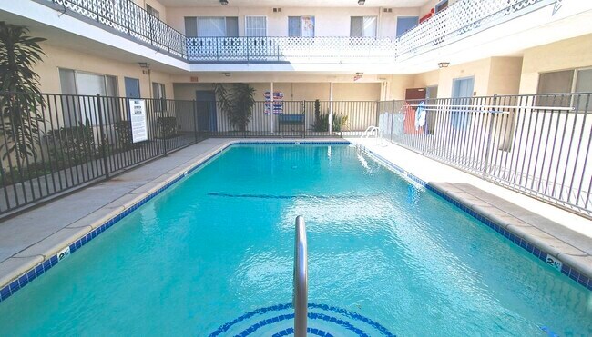 Foto del edificio - 7005-7009 Coldwater Canyon Apartments