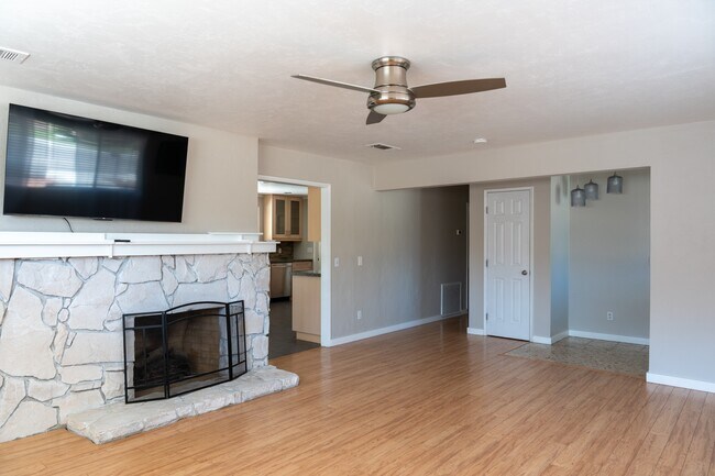 Foto del edificio - 3339 W Cambridge Ave