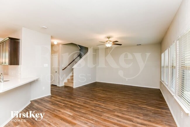 Foto del edificio - 5836 Japonica St