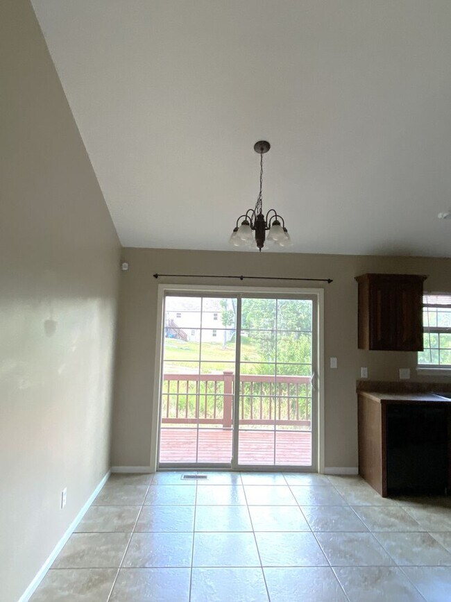 Building Photo - Spacious Three Bedroom Home in Taylor Hills