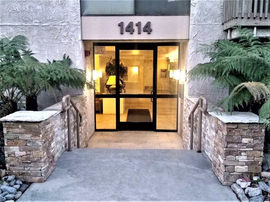 Primary Photo - 1414 Greenfield Ave