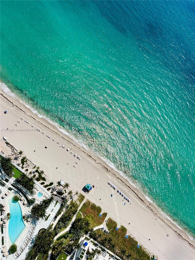 Foto del edificio - 18975 Collins Ave