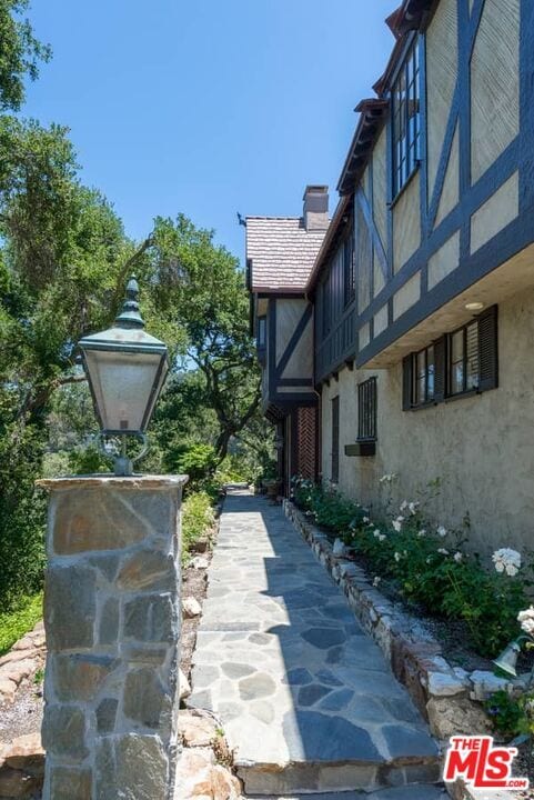 Foto del edificio - 1957 Mandeville Canyon Rd