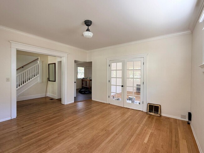 Foto del edificio - Spacious 5 Bedroom Home in N Portland with Hardwood Floors, Huge Basement & Fenced Yard!