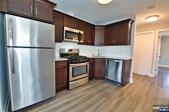 Foto del edificio - 116 Maple Ave