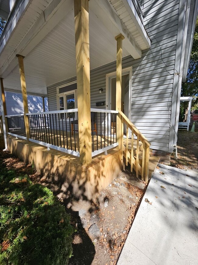 Foto del edificio - Upper 2 bedroom unit west side