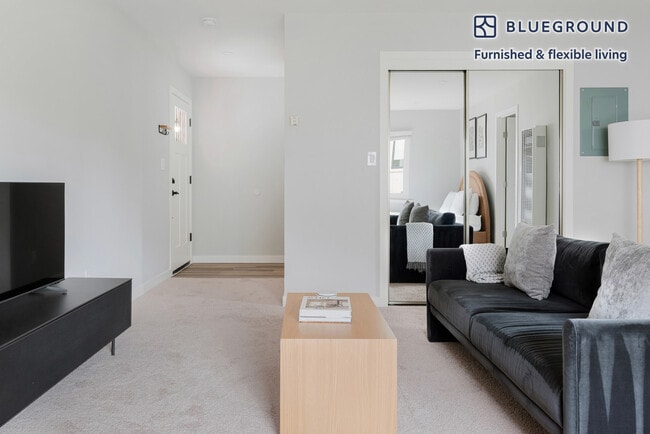 Building Photo - 838 Roble Ave