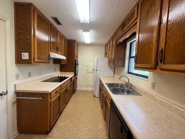 Building Photo - Charming Brick Home in Dowling Park