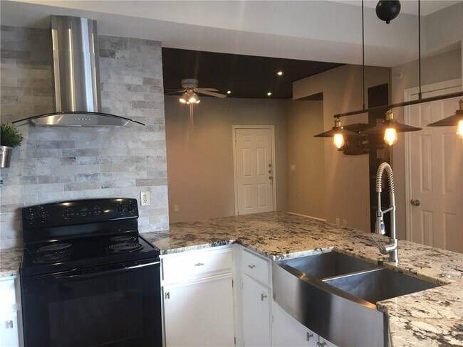 Foto del edificio - 2320 Gracy Farms Ln