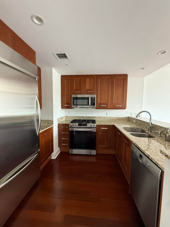 Foto del edificio - 8100 River Rd