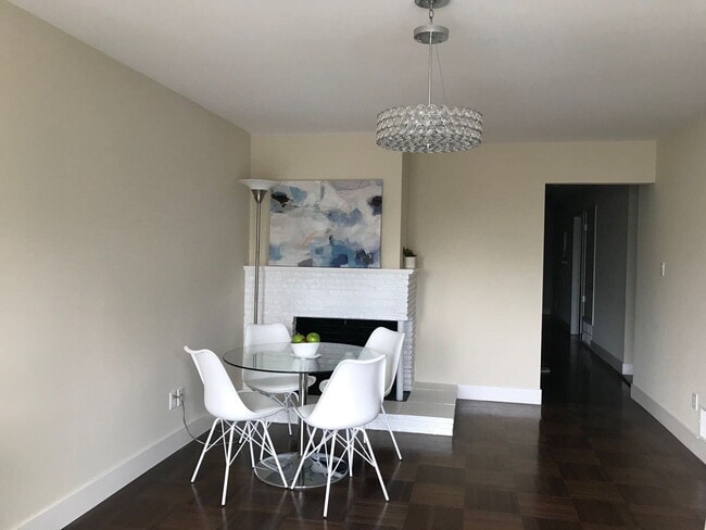Building Photo - Large Private Bedroom in Sunset / Parkside near McCoppin Square and Taraval Corridor