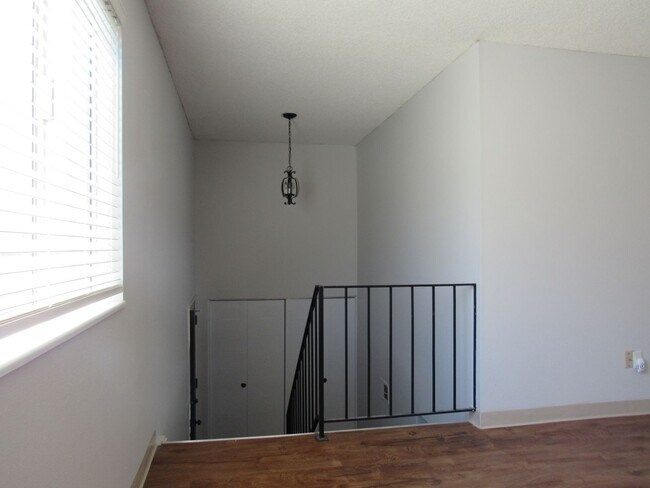 Foto del edificio - Remodeled Huge 4 Bedroom Townhome