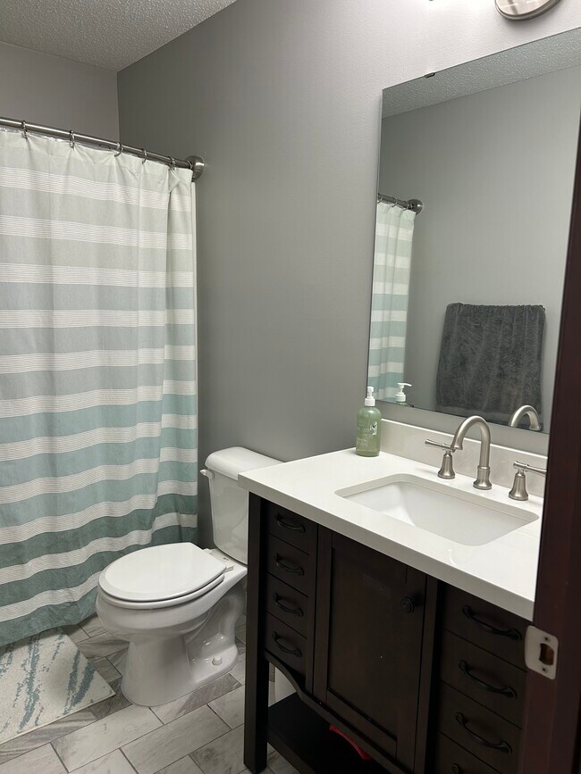 Foto del edificio - 4502 Village Square Blvd N