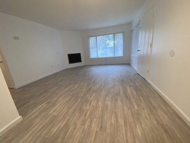 Building Photo - Modern 2 Bed, 2 Bath Condo with Prime Rive...