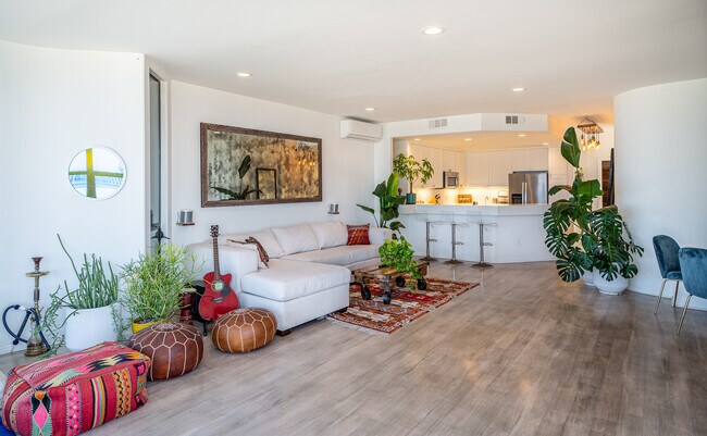Building Photo - 2815 Ocean Front Walk