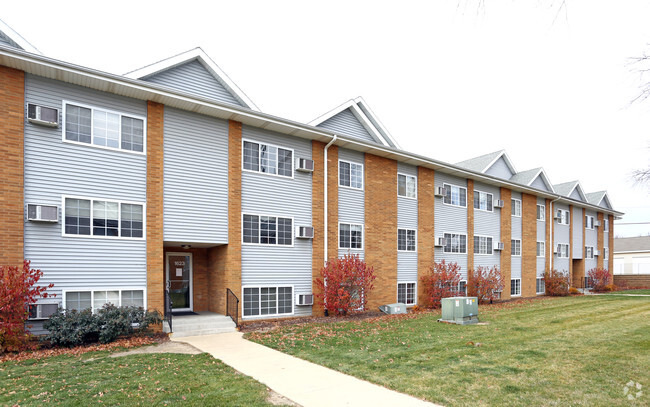 Building Photo - The Pointe at Cedar Rapids