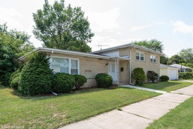 Building Photo - 3 bedroom in Skokie IL 60076