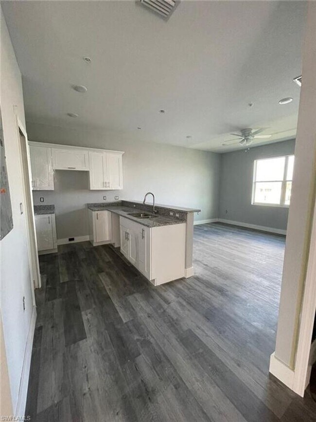 Building Photo - 275 SW 4th ST @220