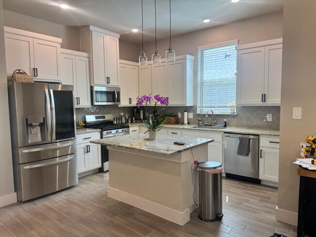 Building Photo - 632 Mooney Dr