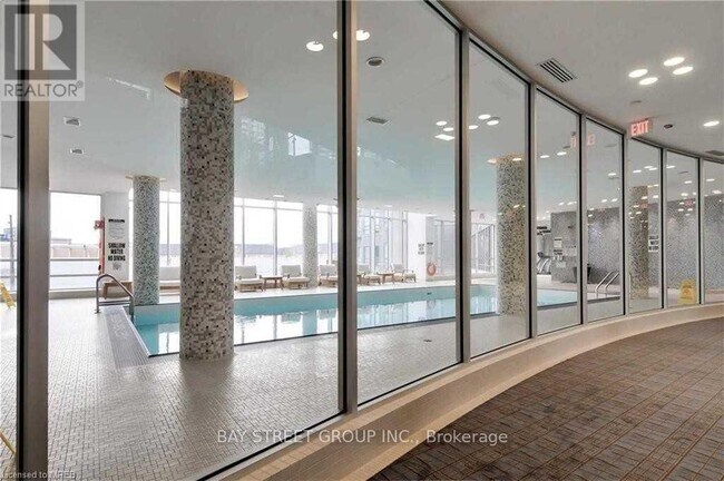 Photo du bâtiment - 2230 Lake Shore Blvd W