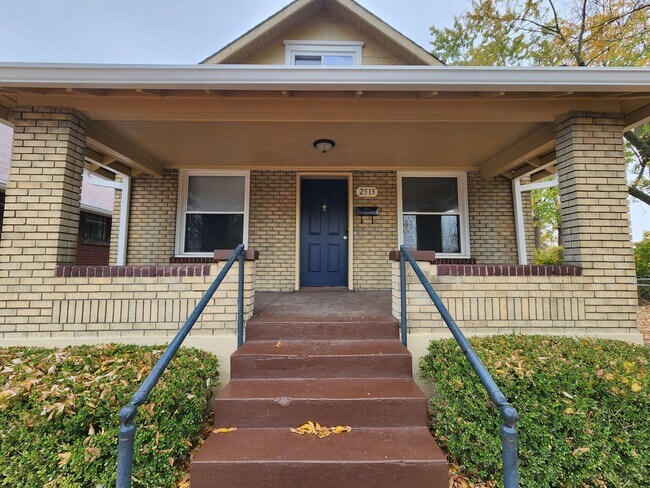 Foto del edificio - 3 Bedrooms, 1.5 Bath Brick Bungalow with Basement & Large Yard.  Close to UofL.