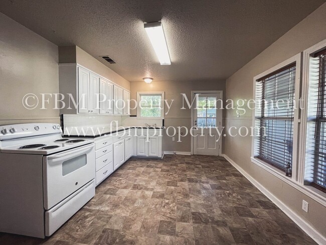 Building Photo - 802 Dunn St