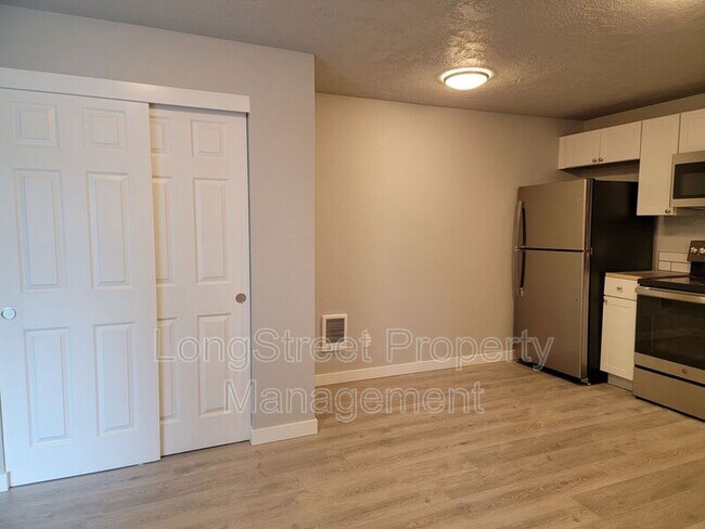 Building Photo - 627 3rd St