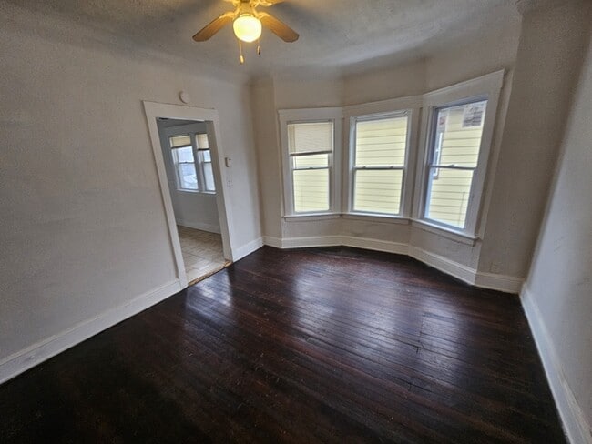 Building Photo - 686 E 118th St