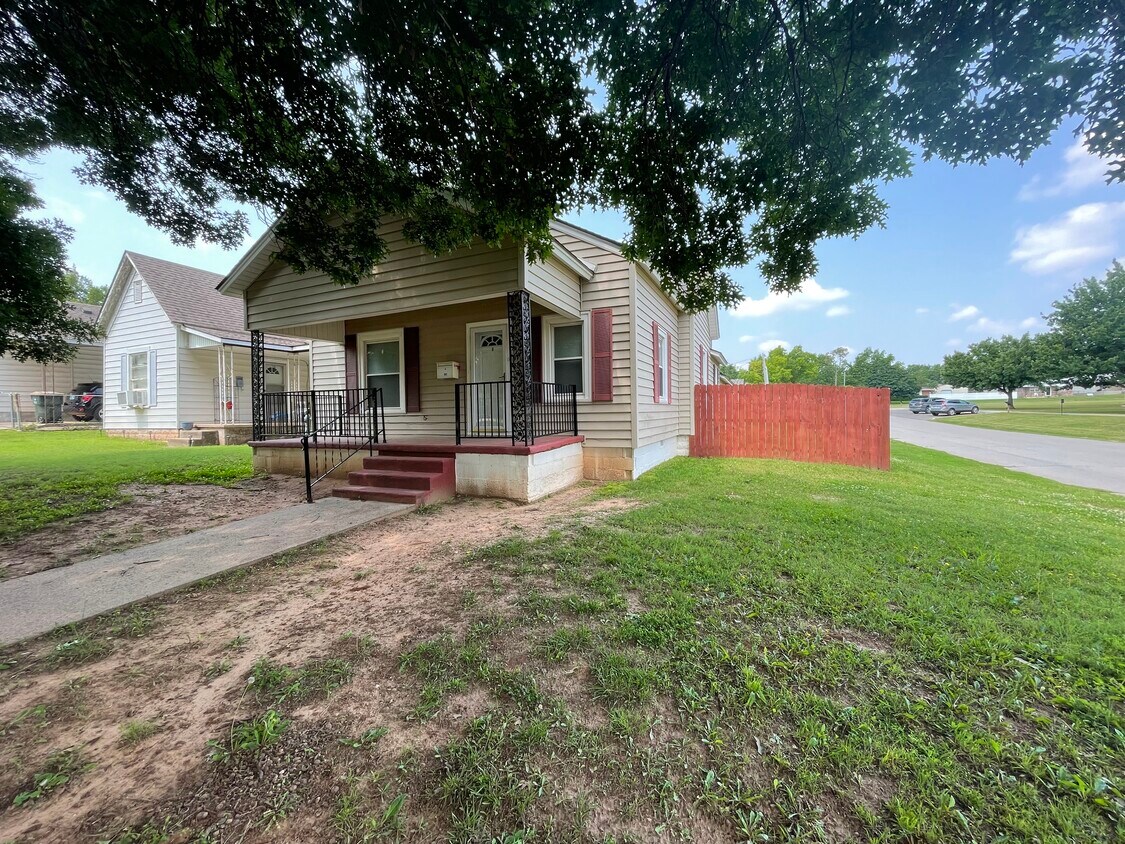 Primary Photo - 902 S 6th St