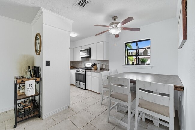 Building Photo - 439 Pompano St
