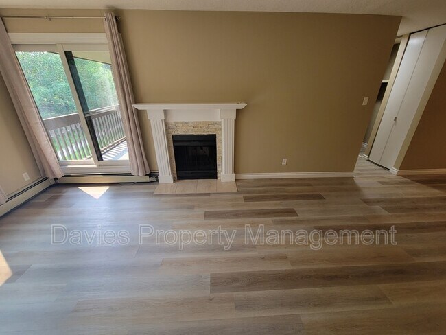 Photo du bâtiment - 14803-14851 51 Ave NW