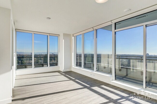 Photo du bâtiment - Welcome to Flamingo One, a landmark tower in Surrey Central!