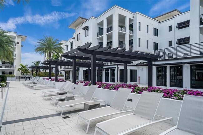 área de la piscina - 1111 Central Ave