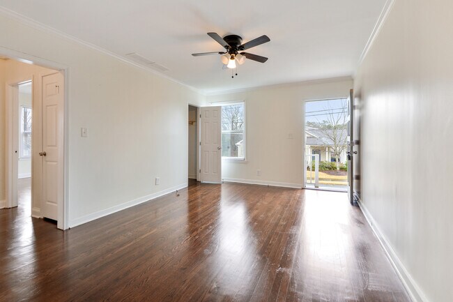 Building Photo - Charming 2b/1ba Marietta Duplex!!