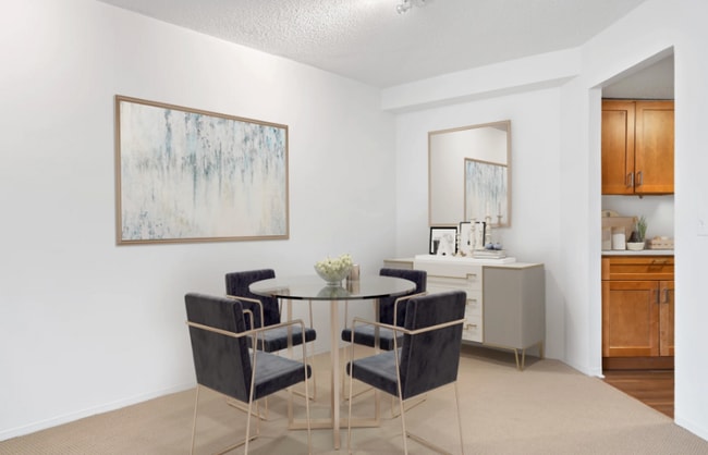 Photo - 710 N Dearborn St Apartment