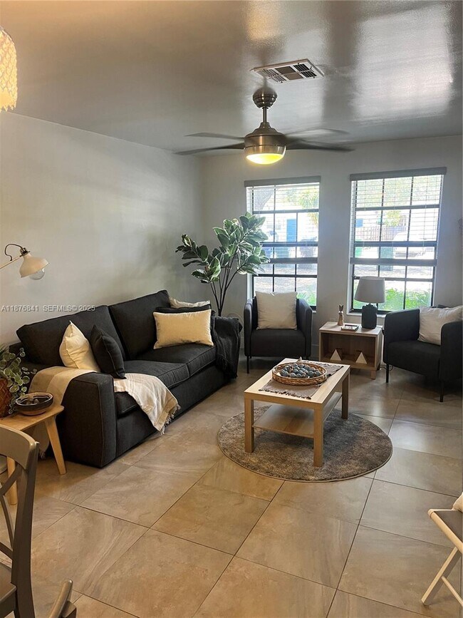 Foto del edificio - 2567 NE 182nd St