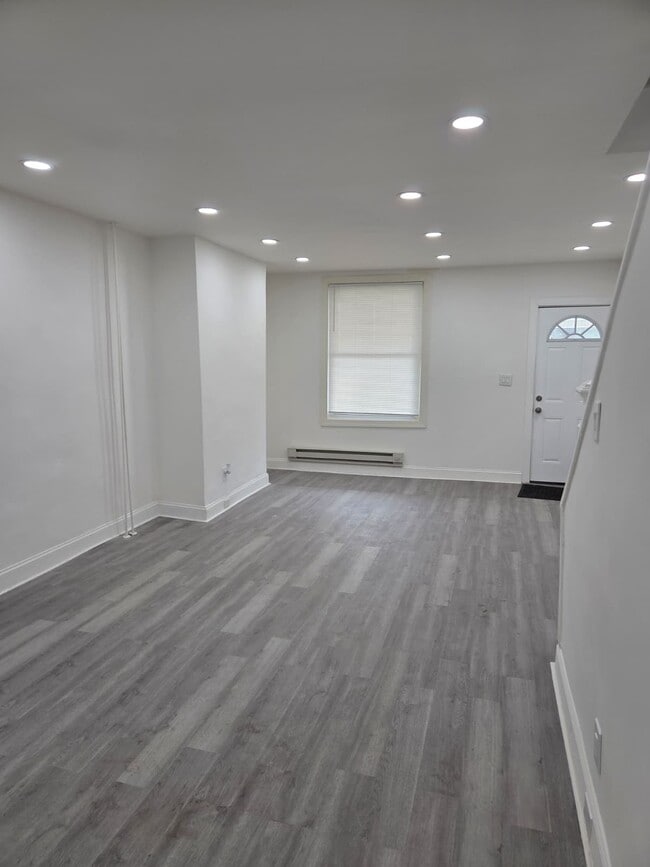 Building Photo - 558 Herman St