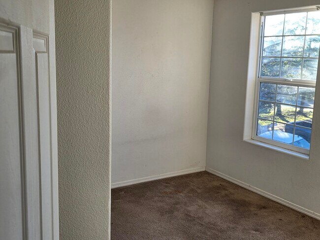 Building Photo - 2026 Meadowridge Ave