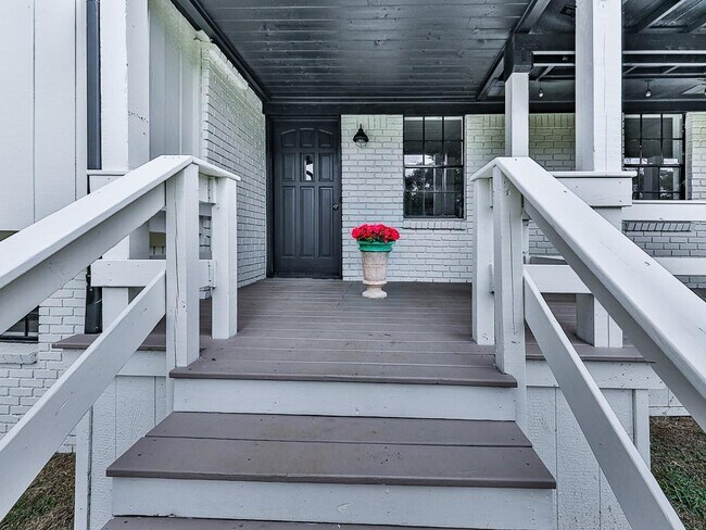 Foto del edificio - 421 Creek Valley Dr