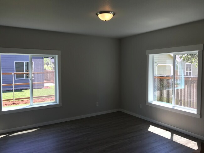 Foto del edificio - NEWER 3-BEDROOM TOWN-HOME WITH A/C FOR REN...