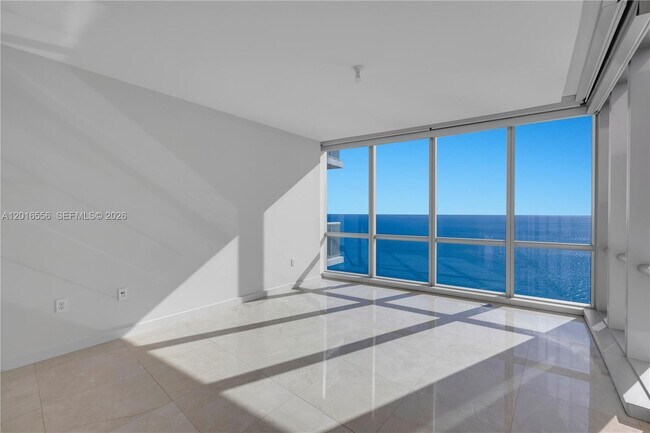 Foto del edificio - 17121 Collins Ave