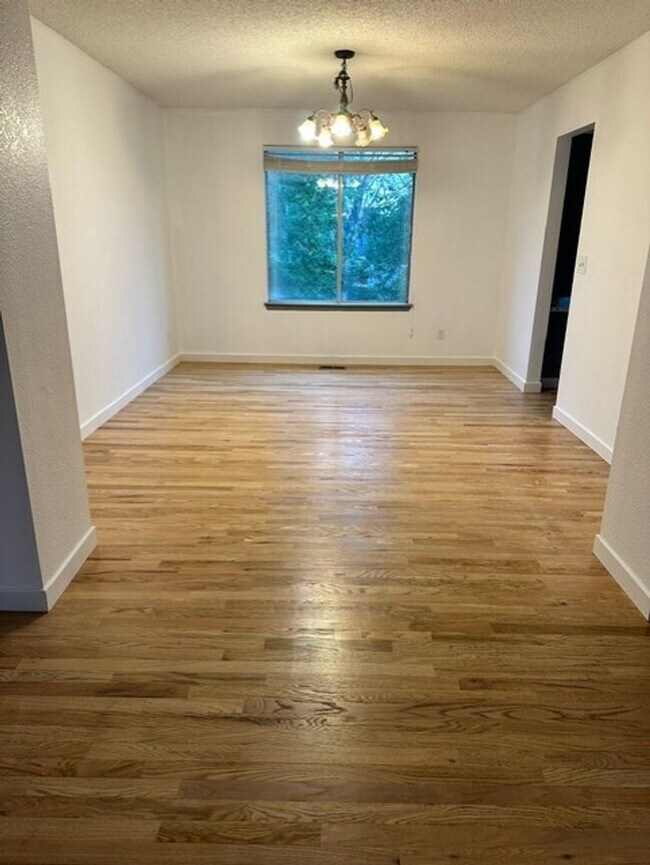 Foto del edificio - 4 Bedroom Home in Thornton