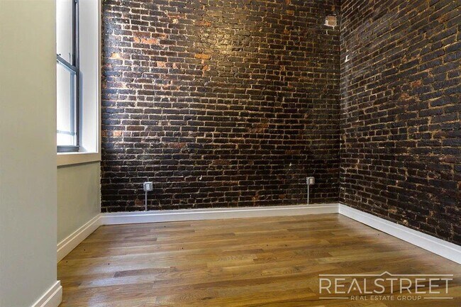 Foto del edificio - Sunny 3-Bedroom | 1.5 Bath in Prime Ridgewood – Steps to M & L Trains!